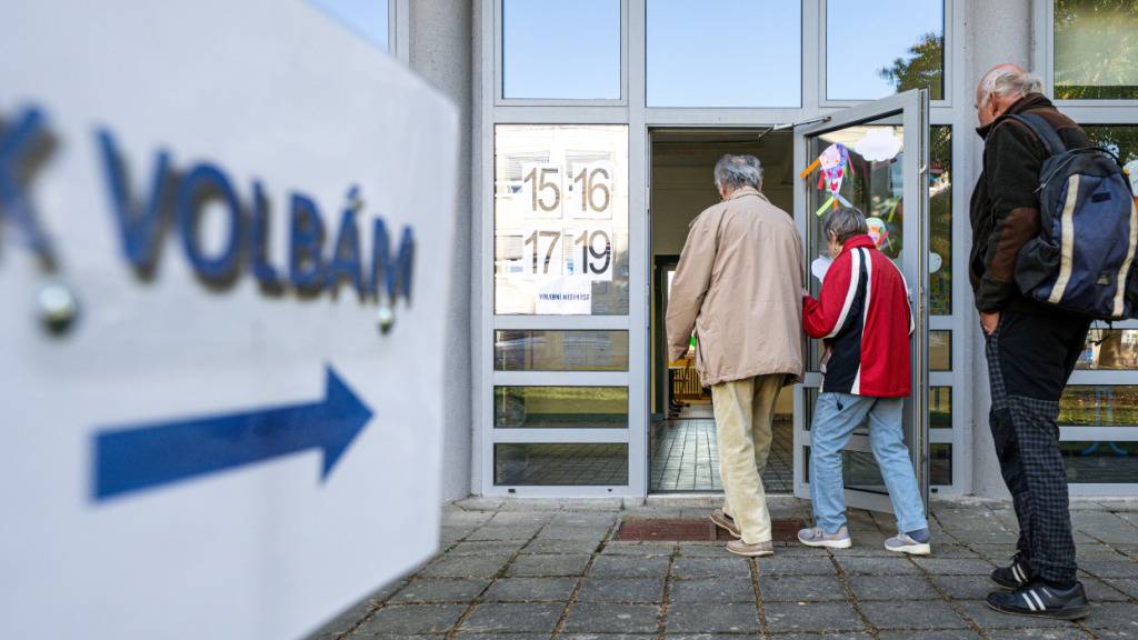 Menschen gehen ins Wahllokal, um ihre Stimmen bei den Stichwahlen zum Senat in Tschechien abzugeben. Foto: Taneèek David/CTK/dpa