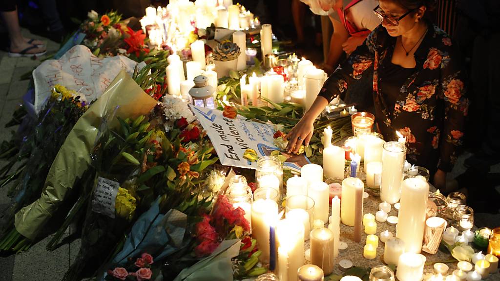 Bürgerinnen und Bürger nehmen in London an einer Mahnwache zum Gedenken an die getötete junge Lehrerin teil. Foto: David Cliff/AP/dpa