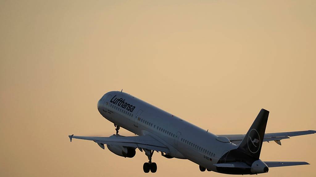 Die Lufthansa-Gruppe erhebt ab Mittwoch eine neuartige Umweltgebühr für Flüge ab dem kommenden Jahr. Die Gebühr wird auch bei der Swiss und der Edelweiss eingeführt. (Archivbild)