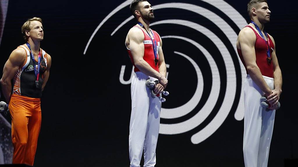 Oliver Hegi stolz an der Siegerehrung mit der Goldmedaille