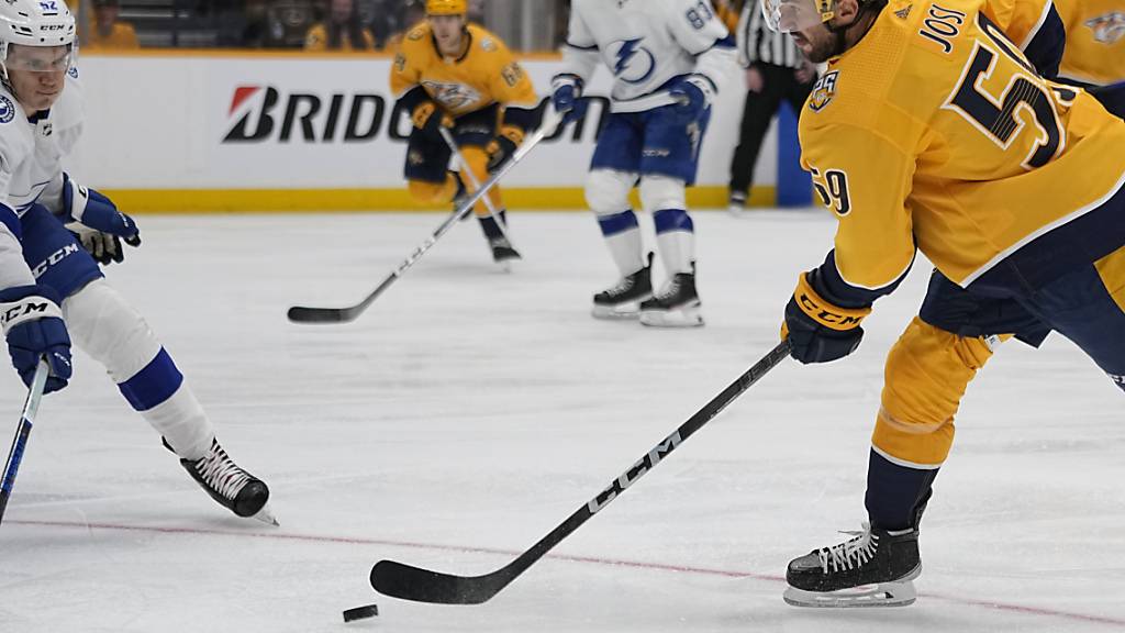 Nashvilles Captain Roman Josi (rechts) im Vorbereitungsspiel der Predators gegen Tampa Bay am Puck