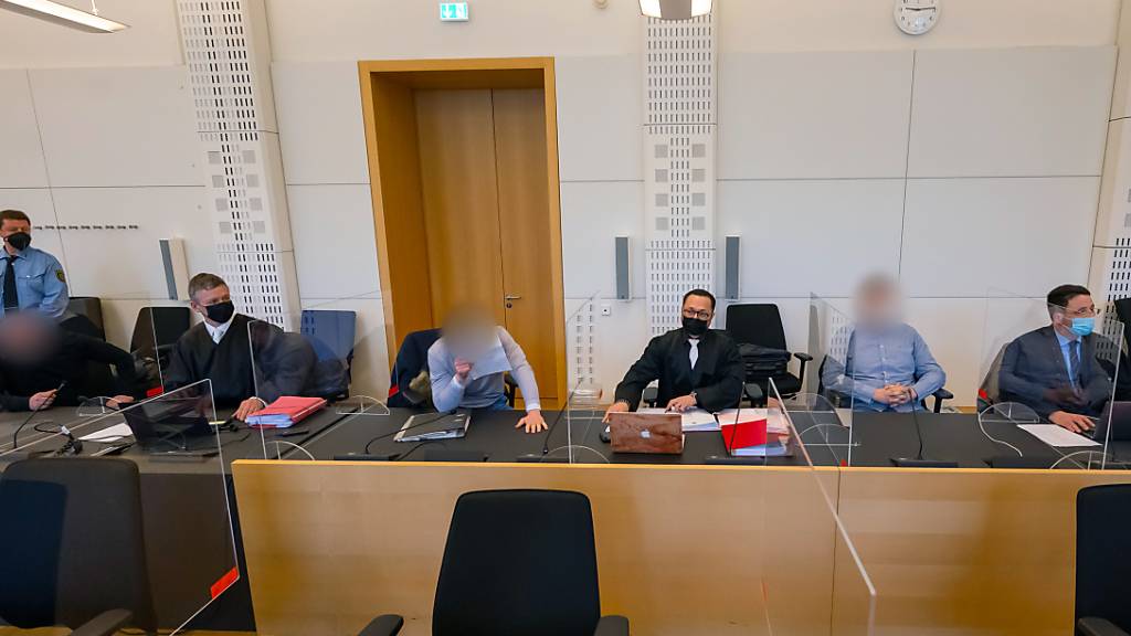 Die Angeklagten mit ihren Verteidigern zu Beginn des Prozesses im Landgericht Dresden. Foto: Matthias Rietschel/dpa-Zentralbild/dpa - ACHTUNG: Person(en) wurde(n) aus rechtlichen Gründen gepixelt