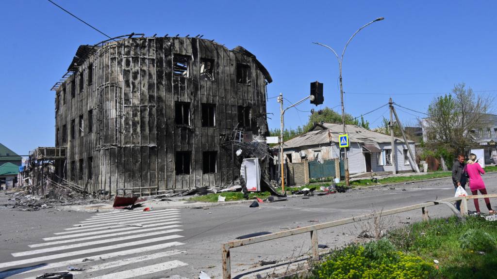 ARCHIV - Anwohner gehen an beschädigten Gebäuden im Zentrum von Pokrowsk vorbei, dem Schauplatz der schwersten Gefechte mit den russischen Truppen in der Region Donezk. Foto: Michael Shtekel/AP/dpa/Archiv
