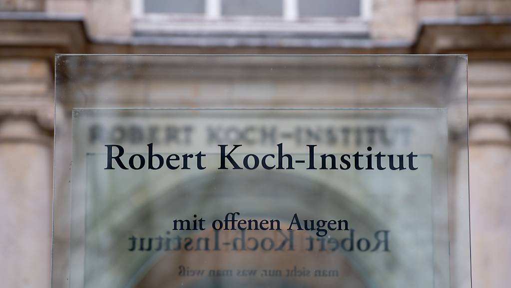 Der Eingang zum Robert Koch-Institut (RKI) in Berlin. Foto: David Hutzler/dpa