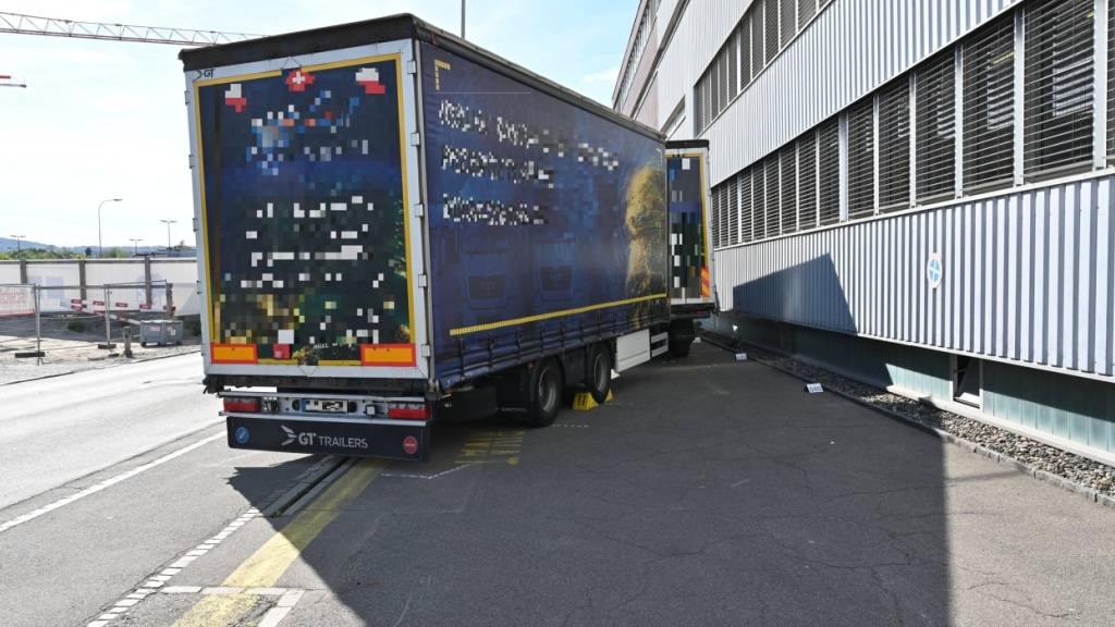 Warum sich der Lastwagenanhänger gelöst hatte und dann den Fahrer überrollte, war zunächst unklar.