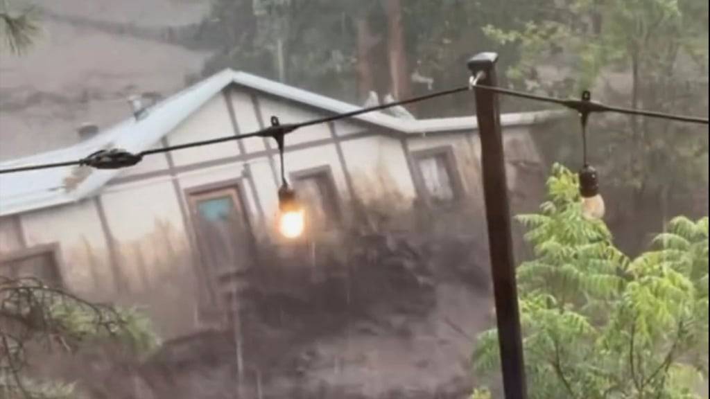 dpatopbilder - Auf diesem Videostandbild wird ein Haus von einer Sturzflut in Ruidoso, New Mexico, mitgerissen. Foto: Kaitlyn Carpenter/via AP/dpa - ACHTUNG: Nur zur redaktionellen Verwendung bis zum 24. Juli 2025 und nur mit vollständiger Nennung des vorstehenden Credits