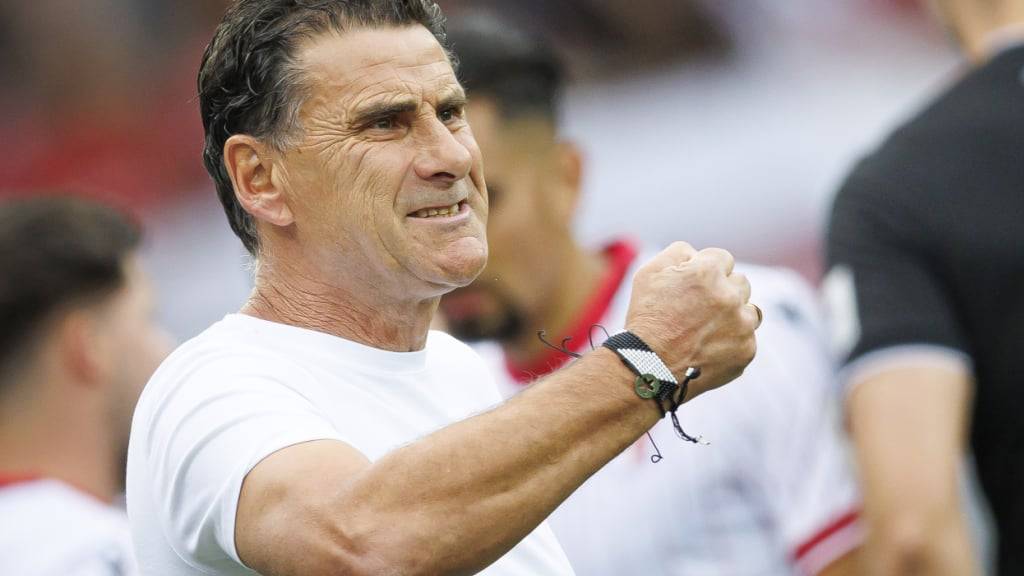 Sion-Trainer Didier Tholot freut sich über den klaren Sieg gegen Lugano