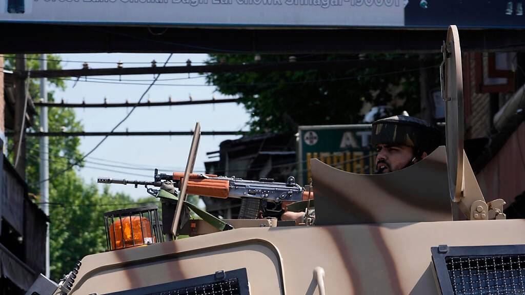 Ein indischer paramilitärischer Soldat hält Wache auf seinem Fahrzeug im indisch kontrollierten Kaschmir. Foto: Mukhtar Khan/AP/dpa