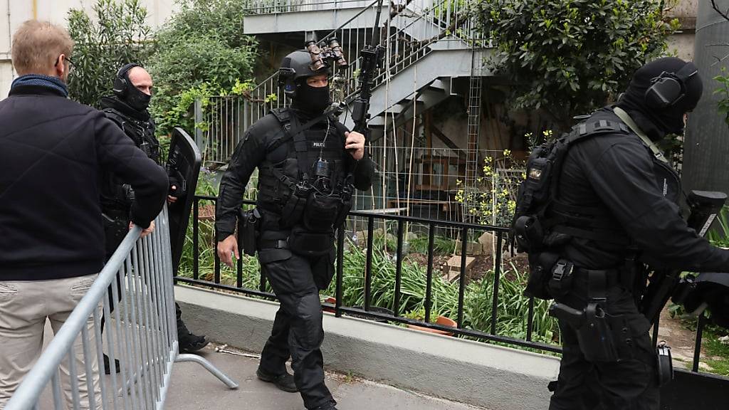 dpatopbilder - Polizisten der Spezialeinheit «Brigade de recherche et d'intervention» (BRI) verlassen das Gebäude nach einem Einsatz in der Nähe des iranischen Konsulats in Paris. Foto: Thomas Padilla/AP