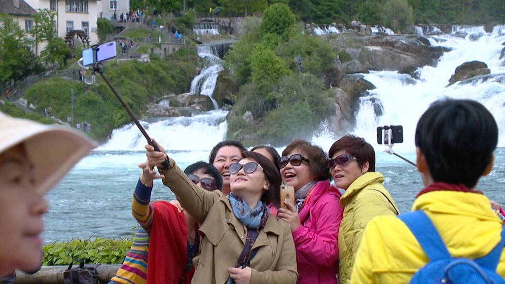 Riesen-Reisegruppe aus China besucht den Rheinfall