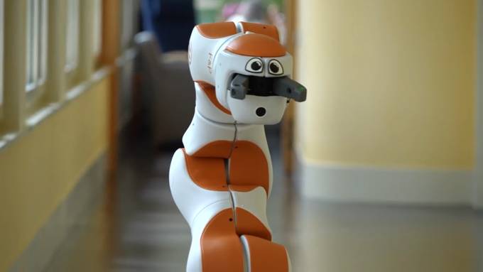 Dieser Roboter erzählt Witze im Pflegezentrum Embrach