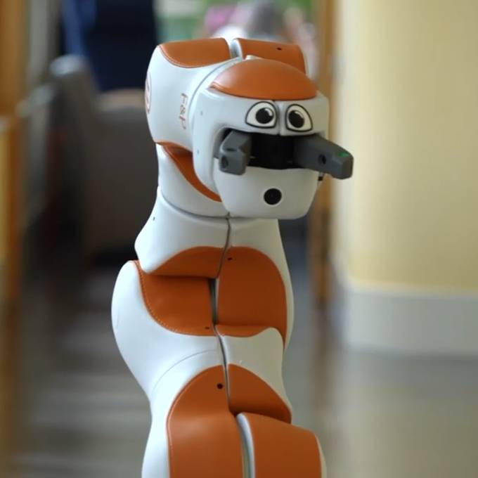 Dieser Roboter erzählt Witze im Pflegezentrum Embrach