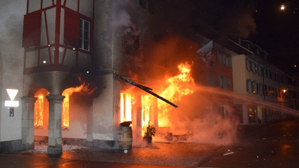 Der Brand vom frühen Freitagmorgen in der historischen Altstadt von Willisau zerstörte ein Restaurant und beschädigte mehrere Wohnungen.