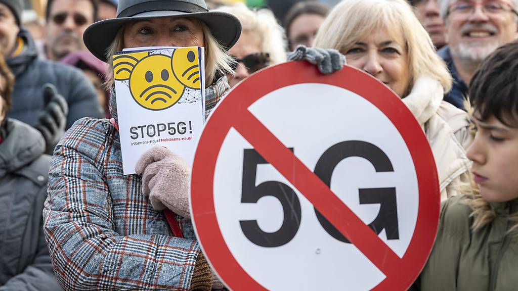 Etwa 200 Menschen nahmen an einer Protestkundgebung gegen 5G in Genf teil. Die Kundgebung war Bestandteil eines internationalen Protesttags.