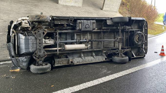 Selbstunfall: Lieferwagen kippt auf Autobahn A2 bei Ebikon