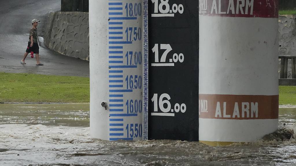 Ein Fluss in Marikina auf den Philippinen ist aufgrund der starken Regenfälle durch den Taifun «Doksuri» angeschwollen. Foto: Aaron Favila/AP/dpa