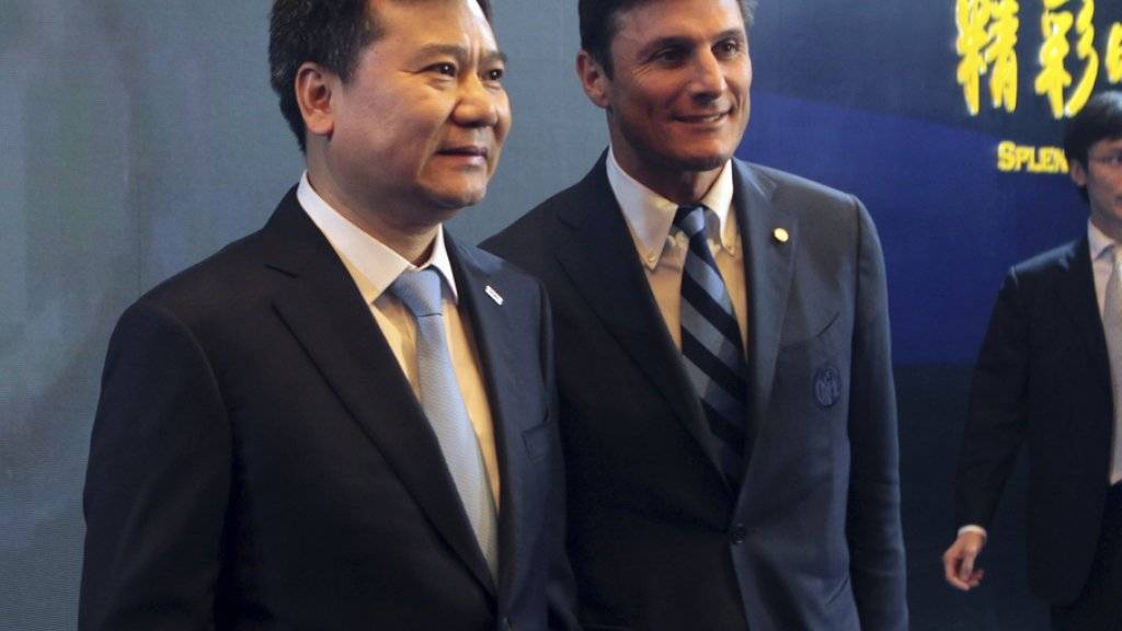 Der langjährige frühere Inter-Captain Javier Zanetti (r.) und Sunsing-Gründer Zhang Jindong in Nanjing.