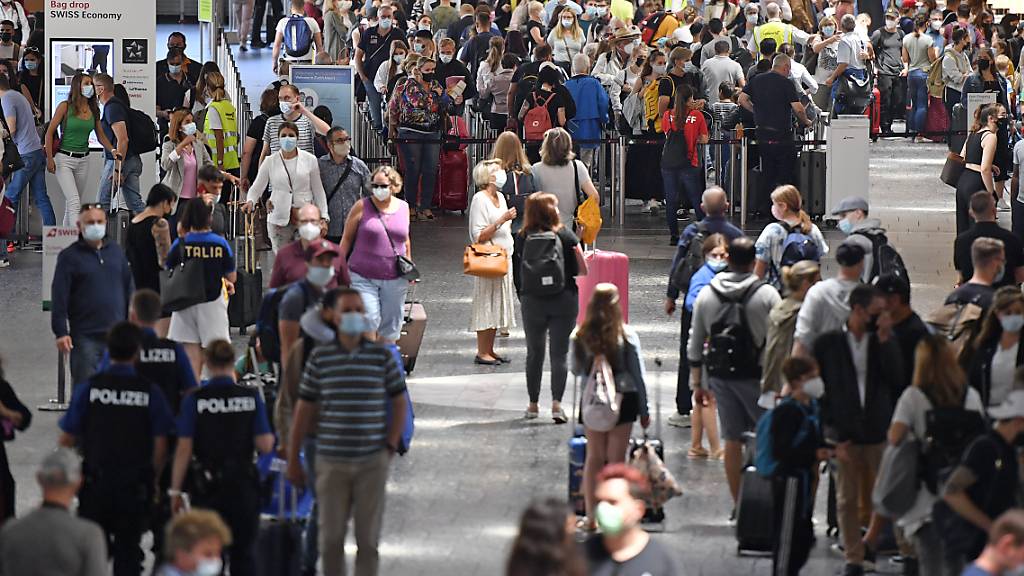 An den Sommerferien-Wochenende herrscht am Flughafen Zürich jeweils Hochbetrieb. Dieses Jahr werden allerdings jeweils nur rund halb so viel Passagiere erwartet wie vor der Corona-Pandemie. (Archivbild)