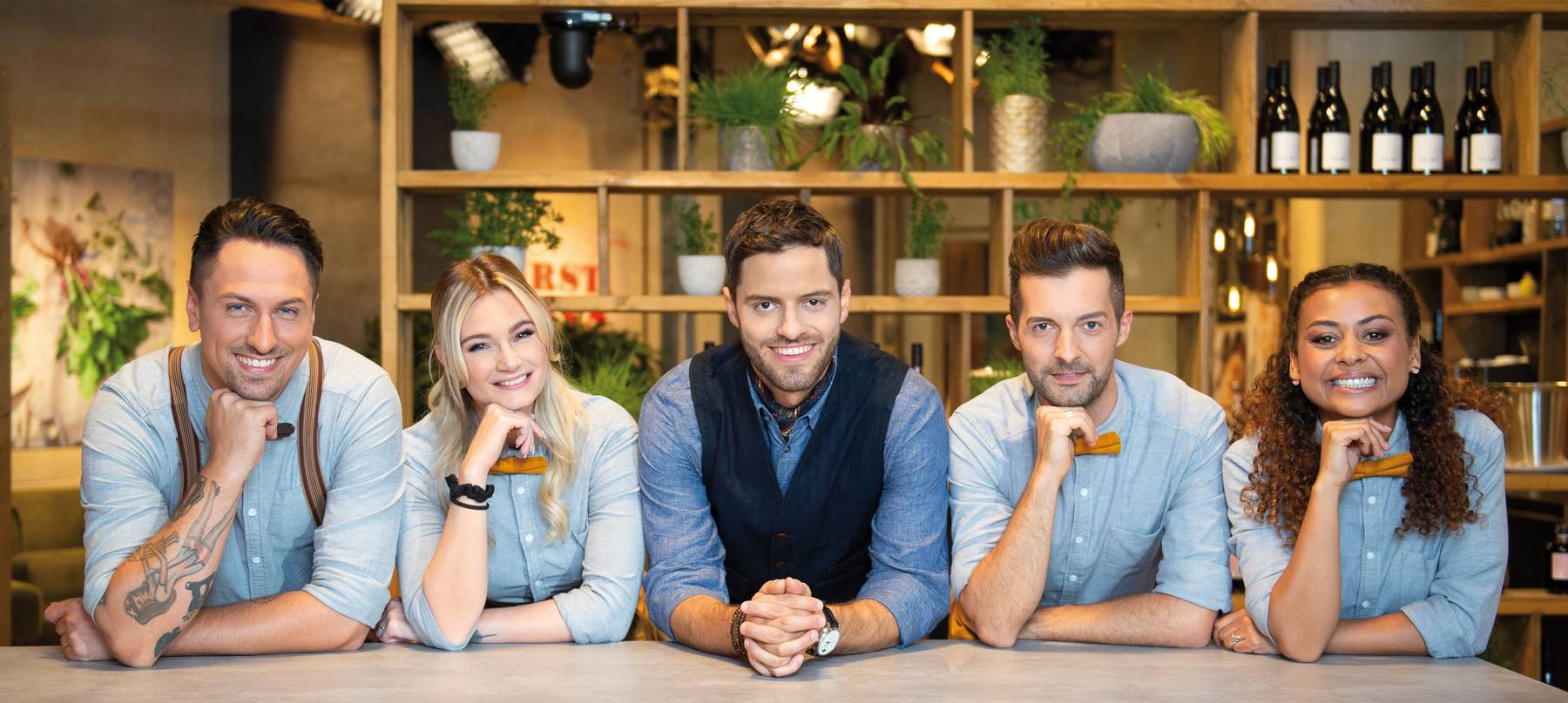 Maximilian (Mitte) und das Dinner-Blind-Date-Team sorgen für die Gaumenfreude und den «Icebreaker».