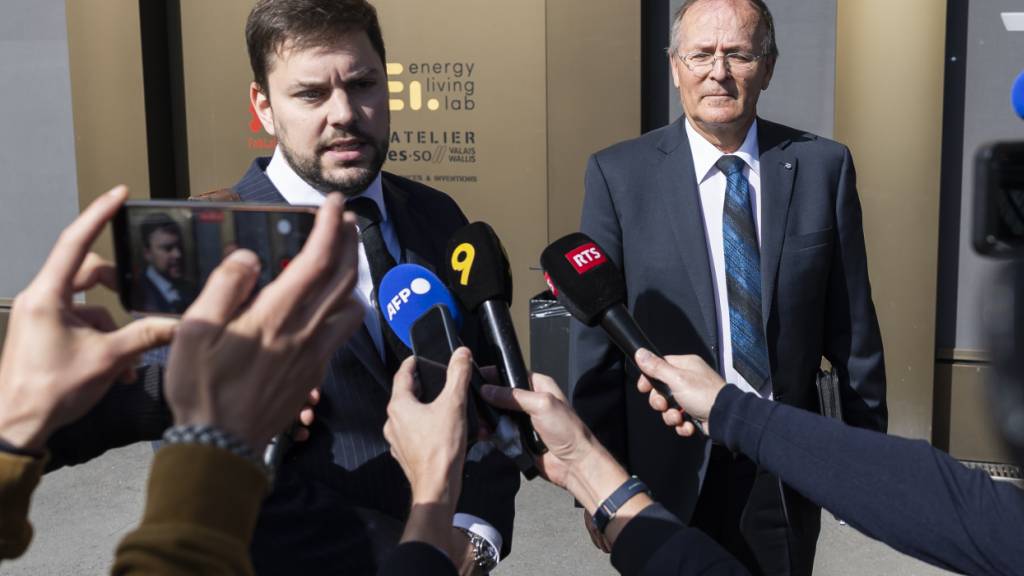 Der ehemalige Gemeindepräsident von Chermignon, Jean-Claude Savoy (r.), mit seinem Anwalt Bryan Pitteloud (l.) am Energypolis-Campus in Sitten.