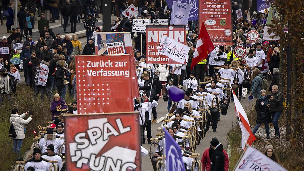 Demonstranten bei einer Kundgebung gegen die Massnahmen zur Eindämmung des Coronavirus und gegen das Covid-19-Gesetz am Samstagnachmittag in Zürich.