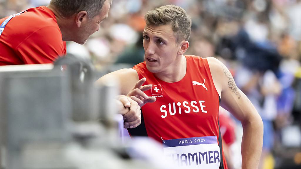 Simon Ehammer im Austausch mit seinem Trainer Karl Wyler während der Qualifikation am Sonntag