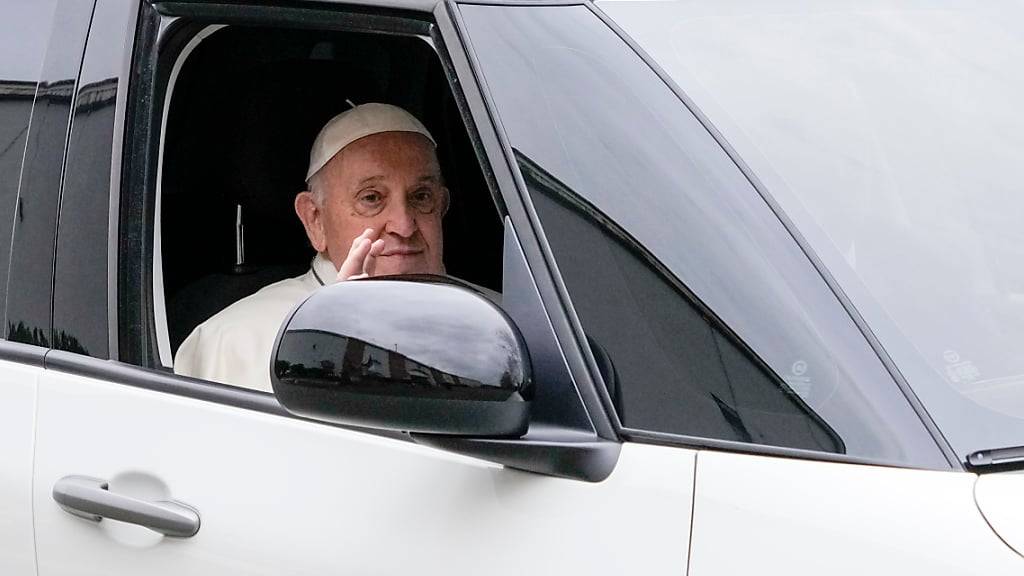 Papst Franziskus kommt am Gründonnerstag im Gefängnis Rebibbia, um mit den Häftlingen die Abendmahlsmesse zu feiern. Foto: Andrew Medichini/AP/dpa