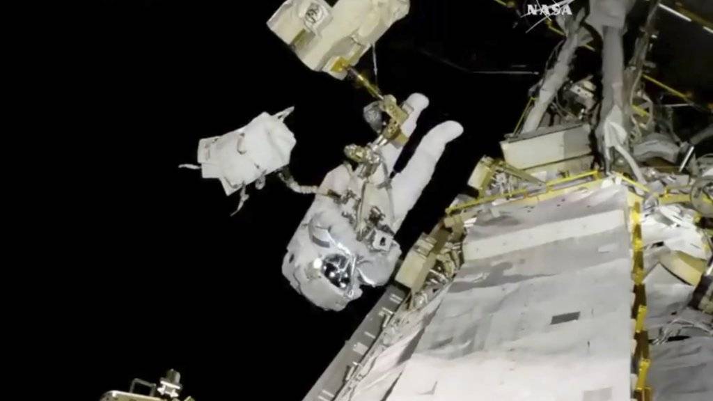 US-Astronaut Joe Acaba bei seinem Weltraumspaziergang ausserhalb der Internationalen Raumstation.