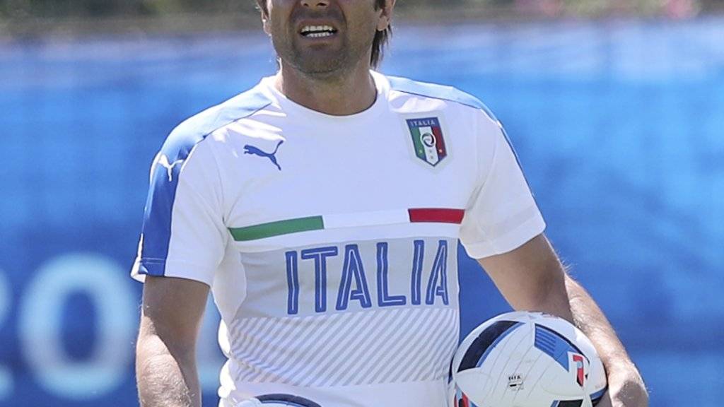 Italiens Coach Antonio Conte beobachtet seine Spieler vor dem Spiel gegen Belgien