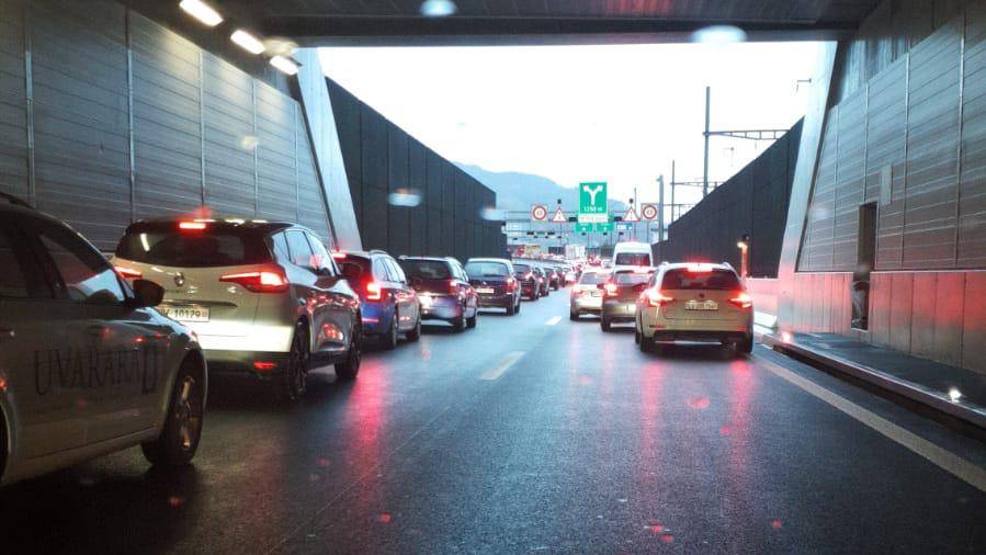 Stau auf der A2 Gotthard Richtung Luzern