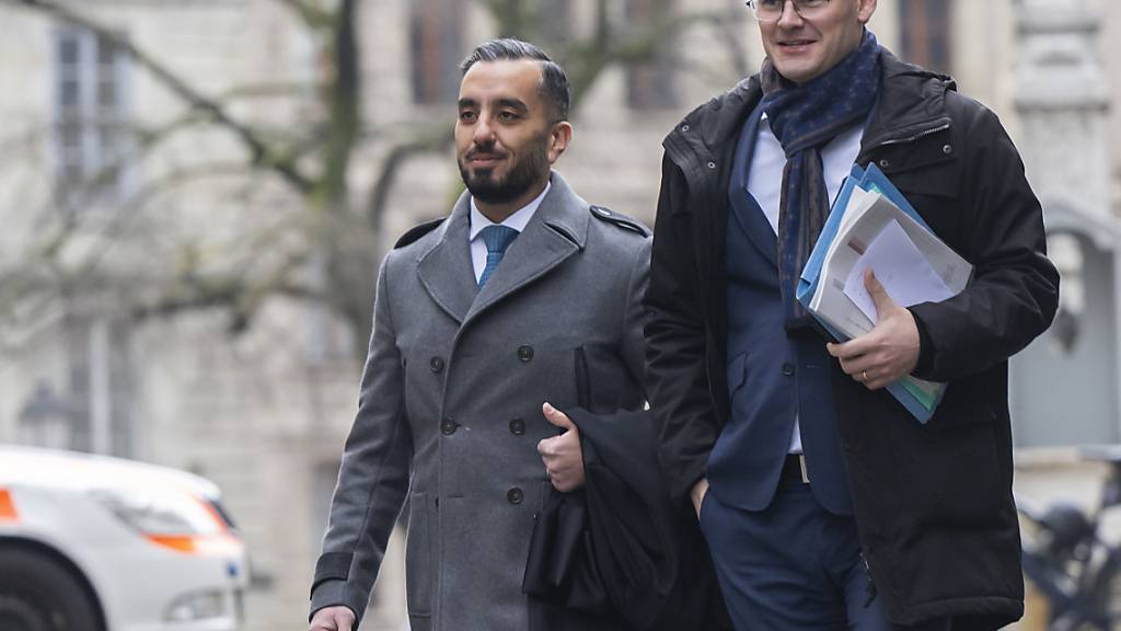 Pierre Maudet (rechts) mit seinem Verteidiger Yama Sangin (links) vor dem Gerichtsgebäude in Genf.