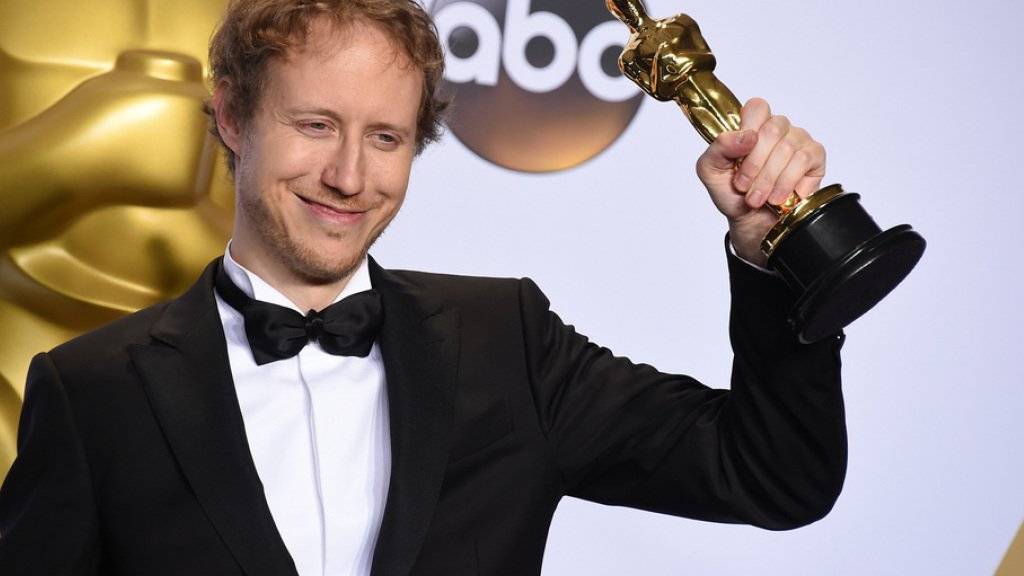 Laszlo Nemes erhält am 28. Februar 2016 in Los Angeles den Oscar für den besten nicht-englischsprachigen Film (Archiv)