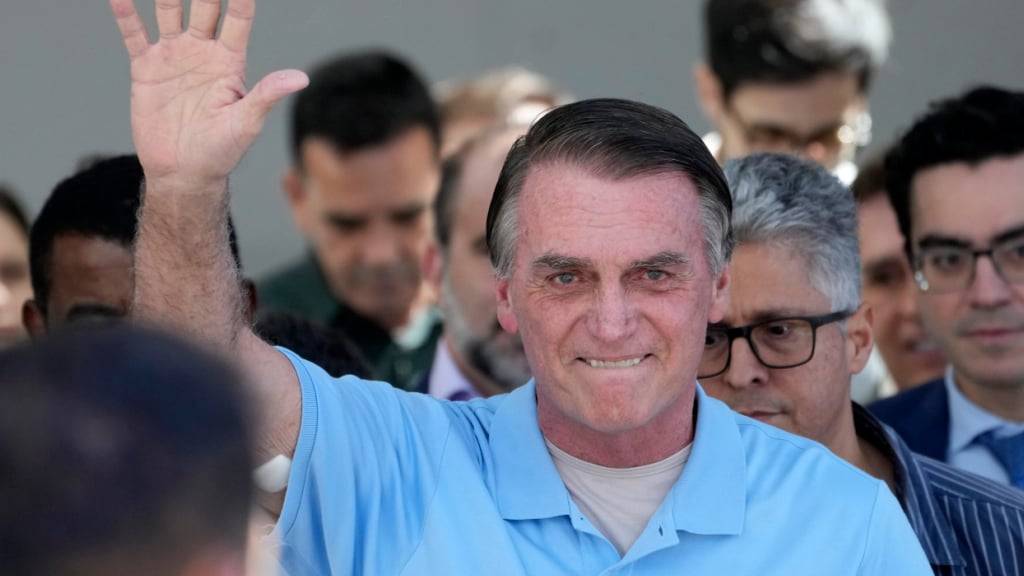 Der ehemalige Präsident Jair Bolsonaro winkt Anhängern zu, als er nach einem Aufenthalt in einer Klinik das Krankenhaus in Brasilia wieder verlässt. Foto: Eraldo Peres/AP/dpa
