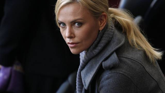 Charlize Theron gefällt das Single-Dasein - People ...