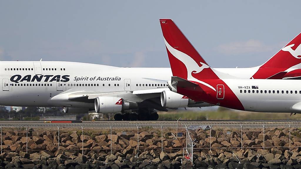Die australische Fluggesellschaft Qantas legt fast ihre gesamte Langstreckenflotte still und passt damit die Kapazitäten der stark rückläufigen Nachfrage an. (Archivbild)