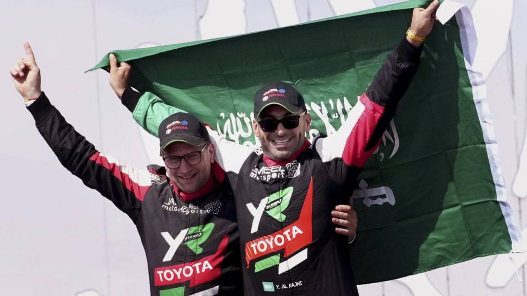 Yazeed al-Rajhi (rechts) und sein Co-Pilot Timo Gottschalk feiern nach der zwölften Etappe den Gesamtsieg beim Rallye Dakar