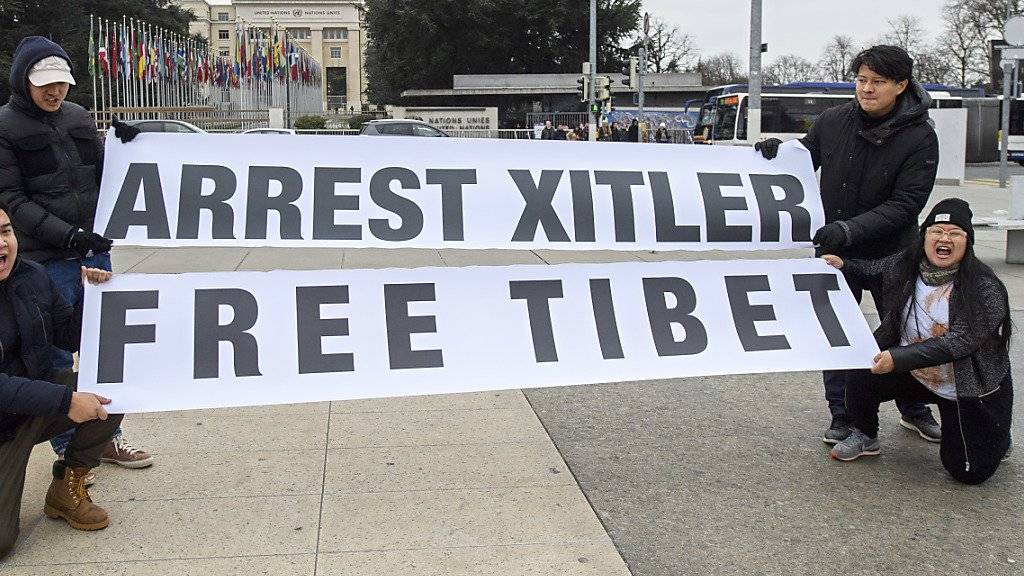 Pro-Tibet-Demonstranten vor dem UNO-Sitz in Genf. «Xitler» ist der Zusammenzug von Xi und Hitler.