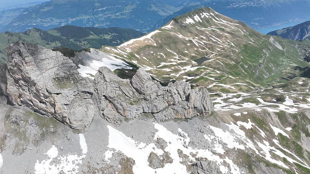 Bei der Lobhornüberschreitung in Isenfluh sind am Montagmittag zwei Personen gestürzt und tödlich verunglückt.