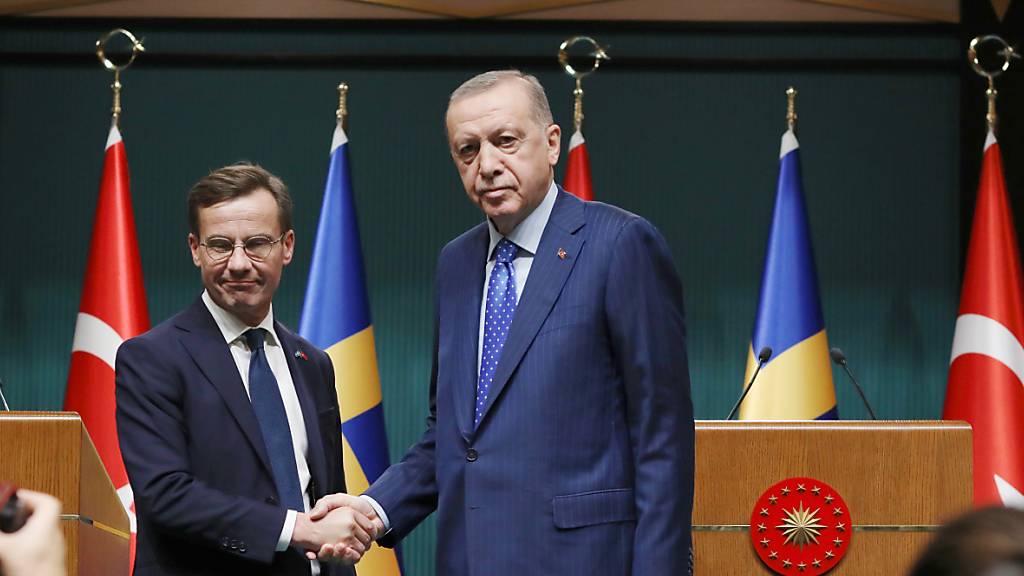Recep Tayyip Erdogan (r), Präsident der Türkei, und Ulf Kristersson, Ministerpräsident von Schweden, reichen sich nach einer gemeinsamen Pressekonferenz die Hände.