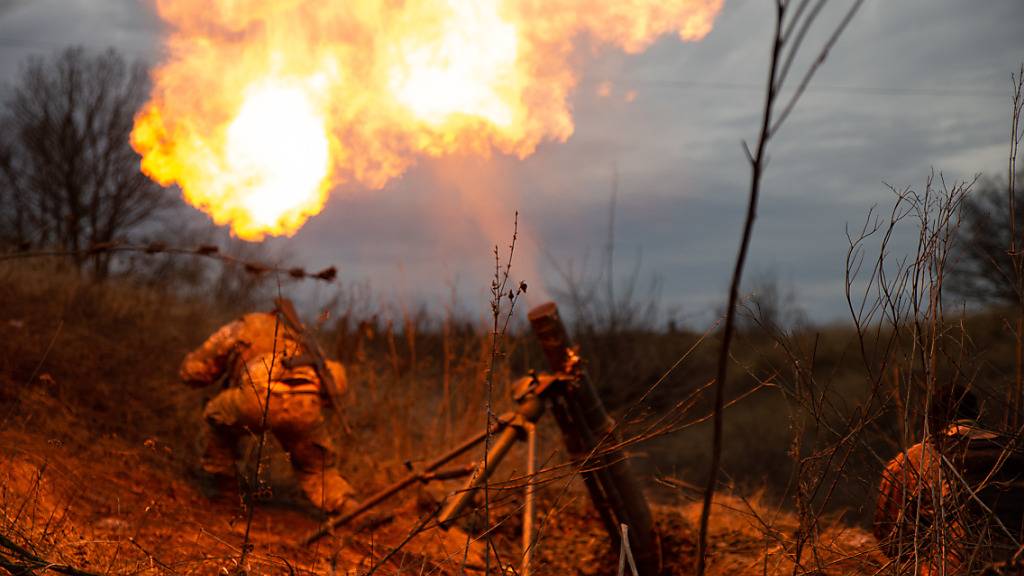 Ein Mörser wird auf die russischen Streitkräfte in der Region Bachmut abgefeuert. Foto: Madeleine Kelly/ZUMA Press Wire/dpa