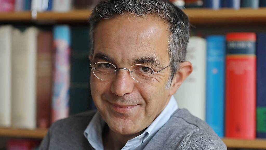 ARCHIV - Der deutsche Schriftsteller Navid Kermani wird mit dem Ehrenpreis des Österreichischen Buchhandels für Toleranz in Denken und Handeln ausgezeichnet. Foto: Oliver Berg/dpa