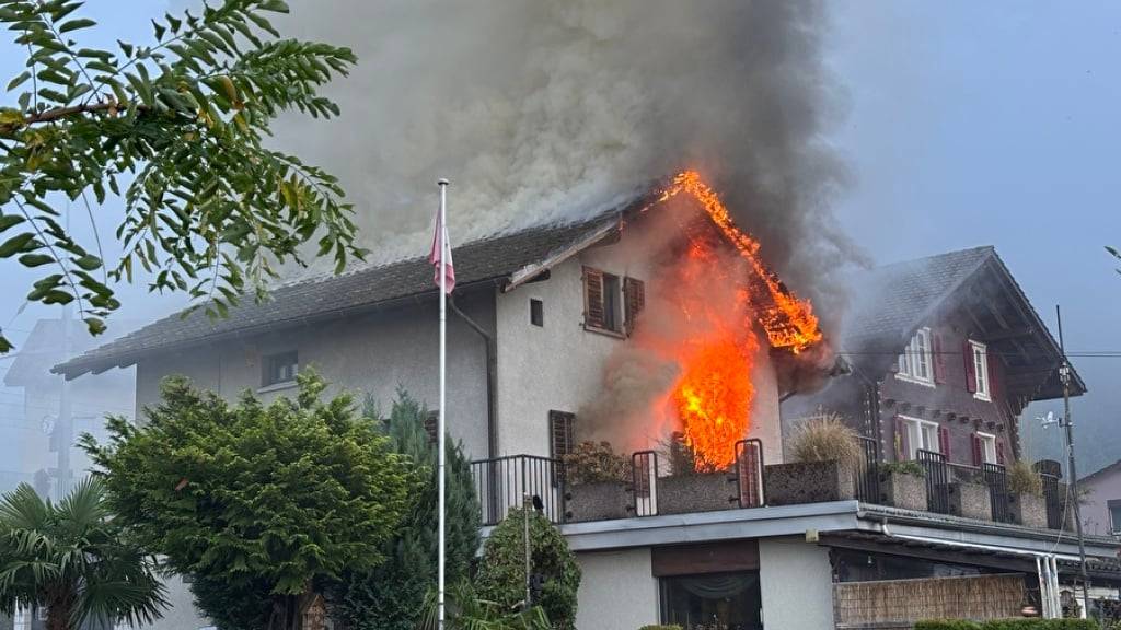 Als die Feuerwehr am Brandort eintraf, stand das Haus in Vollbrand.