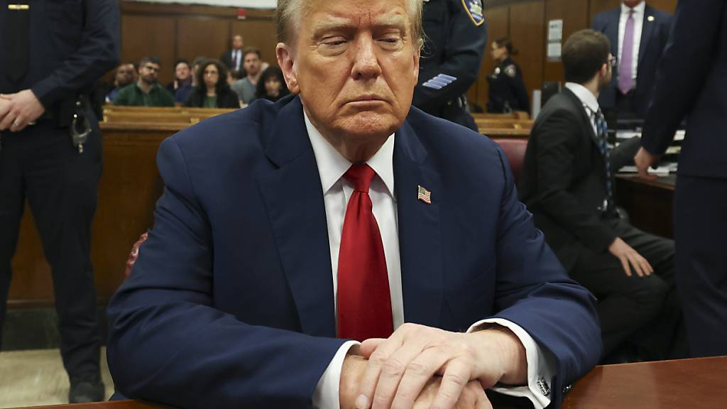 ARCHIV - Der ehemalige Präsident Donald Trump sitzt im Gericht in Manhattan. Der Strafprozess gegen Trump in Zusammenhang mit Schweigegeldzahlungen an einen Pornostar wurde fortgesetzt. Foto: Brendan McDermid/Pool Reuters/dpa