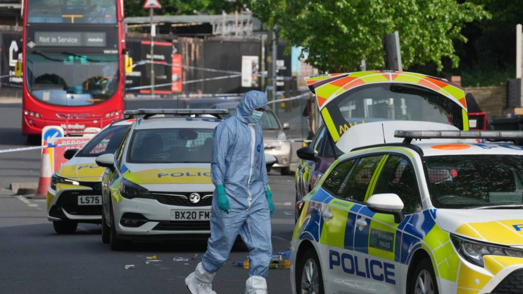 Beamte der Spurensicherung durchsuchen die Gegend, nachdem zwei Menschen im Stadtteil Golders Green bei einem Messerangriff verletzt worden sind. Foto: Kin Cheung/AP/dpa