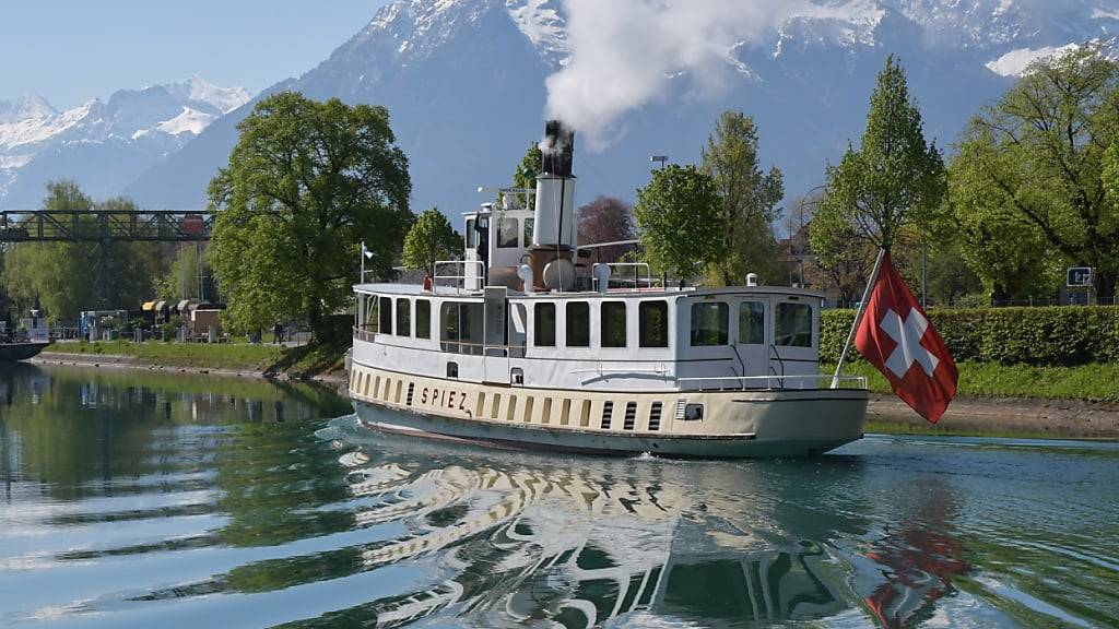 Das Dampfschiff Spiez befährt im Herbst 16 Jahre nach Ausserbetriebnahme wieder den Thunersee.