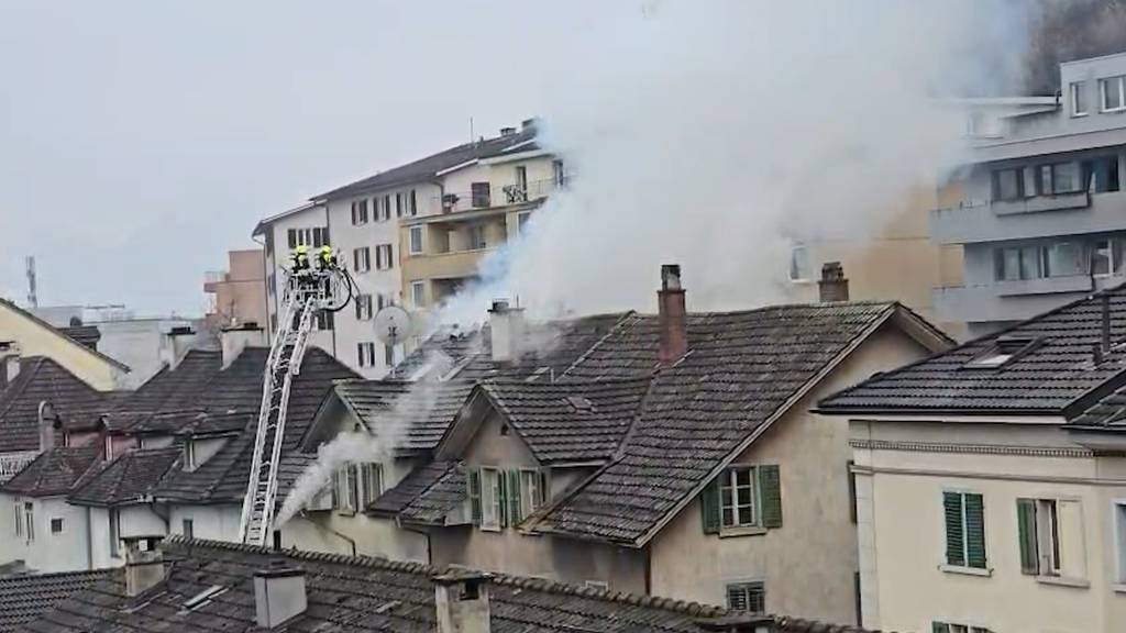 Brand an Baselstrasse in Luzern löst grossen Feuerwehreinsatz aus