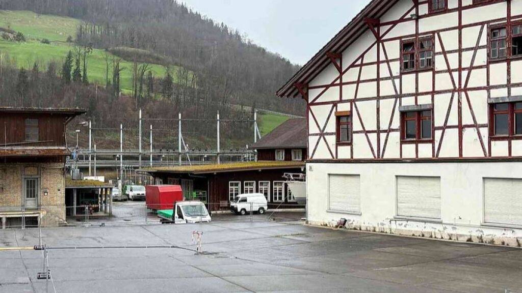 Auf dem Parkplatz bei der Halle 22 des Zeughauses in Seewen können bis zu zehn Fahrzeuge abgestellt werden.