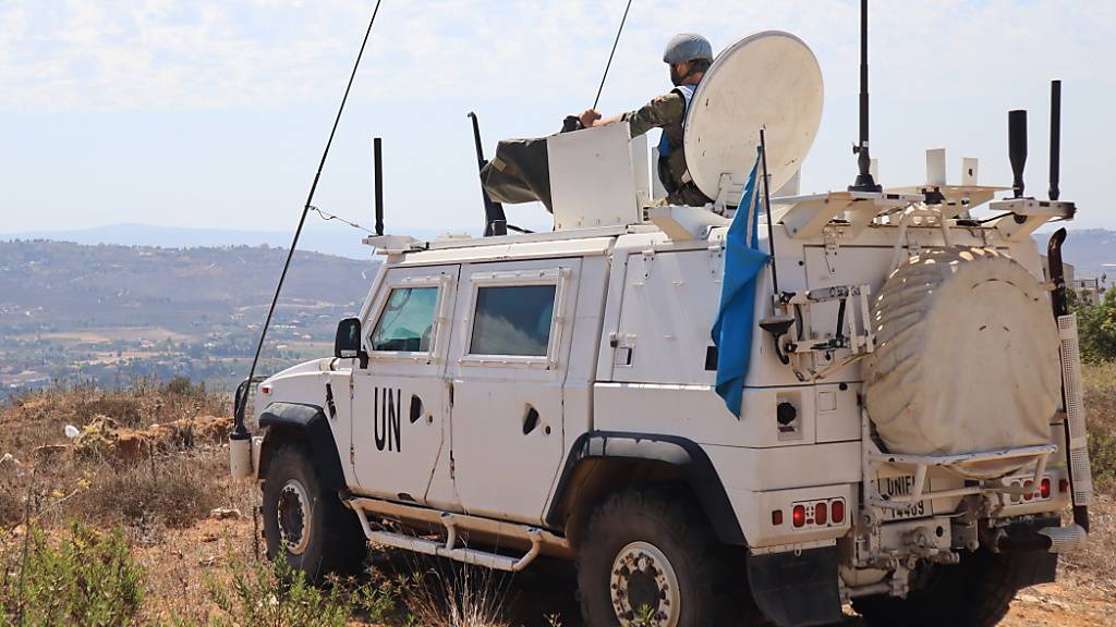 Ein Soldat der  United Nations Interim Force in Lebanon (Unifil) im Südlibanon in der Nähe der israelischen Grenze. (Archivbild)