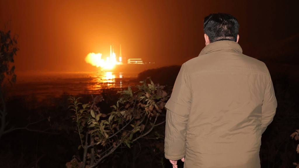 HANDOUT - Diese am 22.11.2023 von der zentralen nordkoreanischen Nachrichtenagentur KCNA zur Verfügung gestellte Aufnahme zeigt nach Angaben von KCNA Kim Jong Un, Machthaber von Nordkorea, beim beim beobachten des Starts einer Rakete vom Typ «Chollima-1», die einen Aufklärungssatelliten vom Typ «Malligyong-1» ins All bringen soll, vom Satellitenstartplatz Sohae in Tongchang-ri. Der Inhalt dieses Bildes ist so, wie er bereitgestellt wurde, und kann nicht unabhängig verifiziert werden. Das Wasserzeichen auf dem Bild in koreanischer Sprache lautet «KCNA», die Abkürzung für Korean Central News Agency. Foto: Uncredited/KCNA/KNS/dpa - ACHTUNG: Nur zur redaktionellen Verwendung und nur mit vollständiger Nennung des vorstehenden Credits
