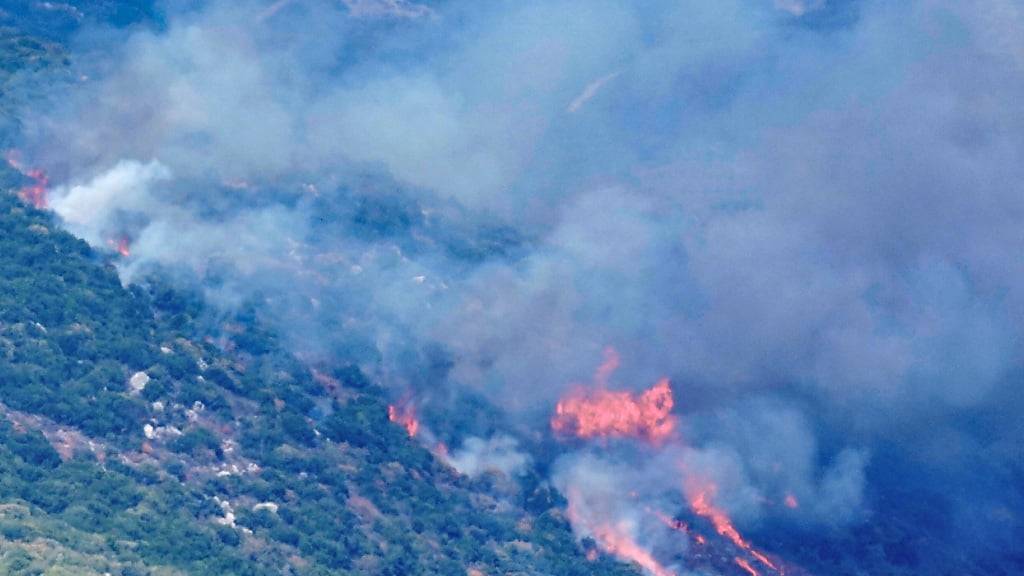 Rauch und Flammen steigen nach einem israelischen Luftangriff auf die Mahmoudiyeh-Berge auf, gesehen von der Stadt Mardsch Uyun im Südlibanon. Foto: Hussein Malla/AP/dpa